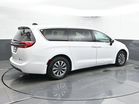 Used 2024 Chrysler Pacifica Limited FWD image 3