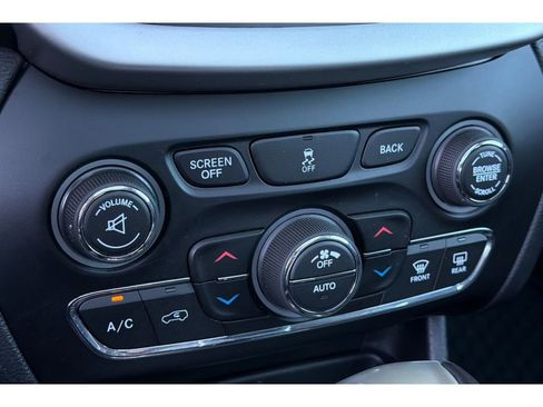 Used 2014 Jeep Cherokee Trailhawk w/ Comfort/Convenience Group AWD/4WD image 24