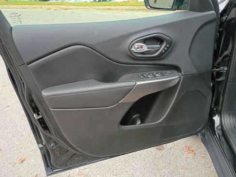 Used 2019 Jeep Cherokee Limited image 10