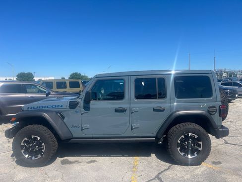 Used 2025 Jeep Wrangler Unlimited Rubicon 4xe w/ Convenience Group AWD/4WD image 9