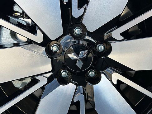 New 2025 Mitsubishi Outlander SE image 14