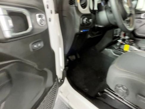 Used 2024 Jeep Wrangler Unlimited w/ Convenience Group AWD/4WD image 20