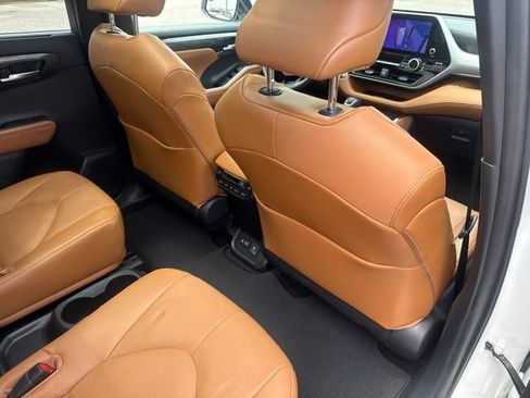 Used 2023 Toyota Highlander Platinum FWD image 17