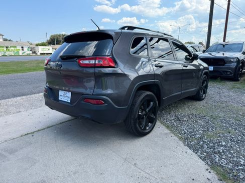 Used 2018 Jeep Cherokee Latitude w/ Altitude Package image 3