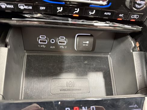 Used 2025 Jeep Grand Cherokee Overland w/ Luxury Tech Group IV AWD/4WD image 30