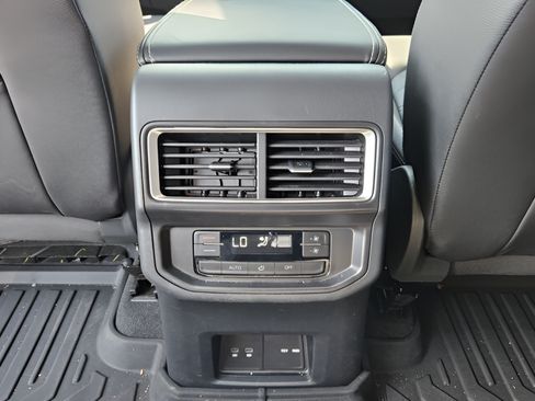 Certified 2025 Volkswagen Atlas SE FWD image 10