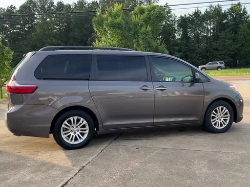 Used 2017 Toyota Sienna XLE image 6