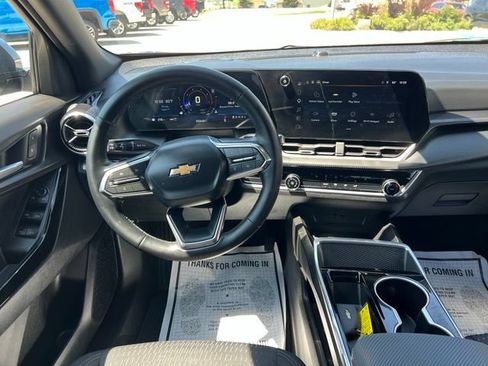 Used 2025 Chevrolet Equinox LT w/ Safety and Technology Package AWD/4WD image 18