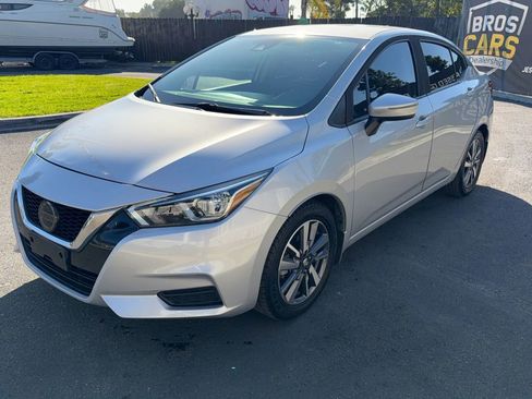 Used 2020 Nissan Versa SV image 3