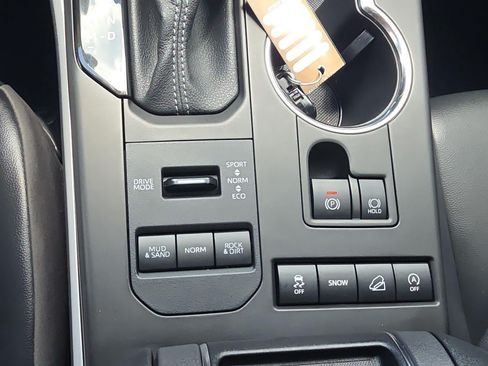 Used 2022 Toyota Highlander XLE AWD/4WD image 24