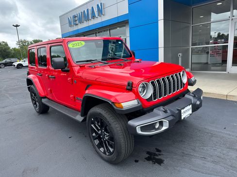 Used 2025 Jeep Wrangler Unlimited Sahara AWD/4WD image 1
