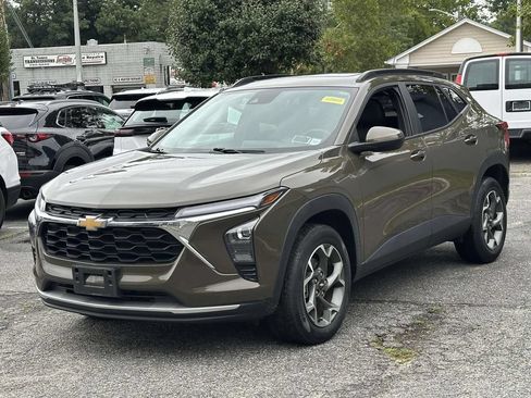 Used 2024 Chevrolet Trax LT w/ Sunroof Package FWD image 2