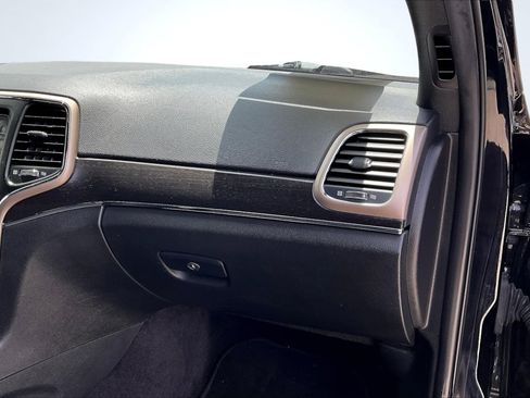 Used 2017 Jeep Grand Cherokee Limited image 16