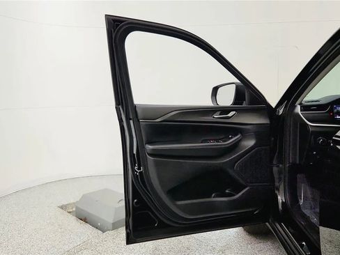 Used 2023 Jeep Grand Cherokee L Laredo image 32