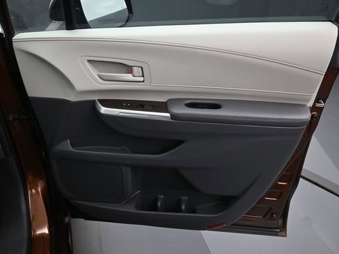 Certified 2021 Toyota Sienna LE FWD image 31