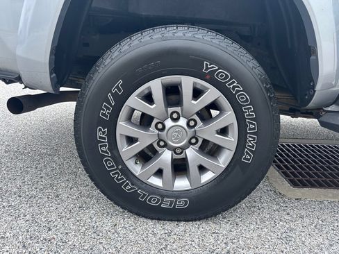 Used 2019 Toyota Tacoma SR5 RWD image 3
