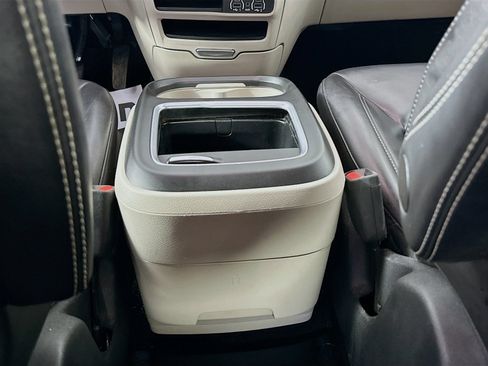Used 2023 Chrysler Pacifica Touring-L FWD image 28