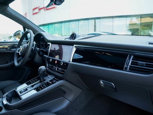 Certified 2025 Porsche Macan image 32