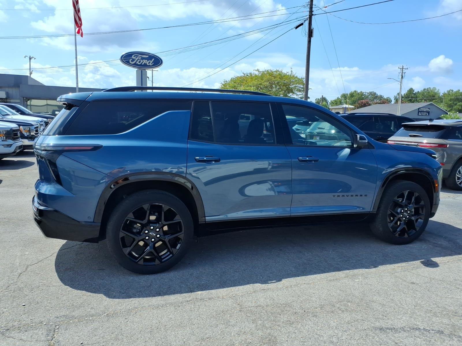 Used 2025 Chevrolet Traverse RS w/ LPO, Floor Liner Package AWD/4WD image 5