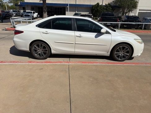 Used 2016 Toyota Camry SE image 6