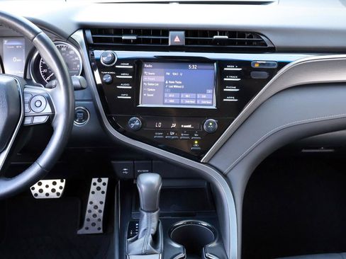 Used 2018 Toyota Camry SE w/ Convenience Package FWD image 17
