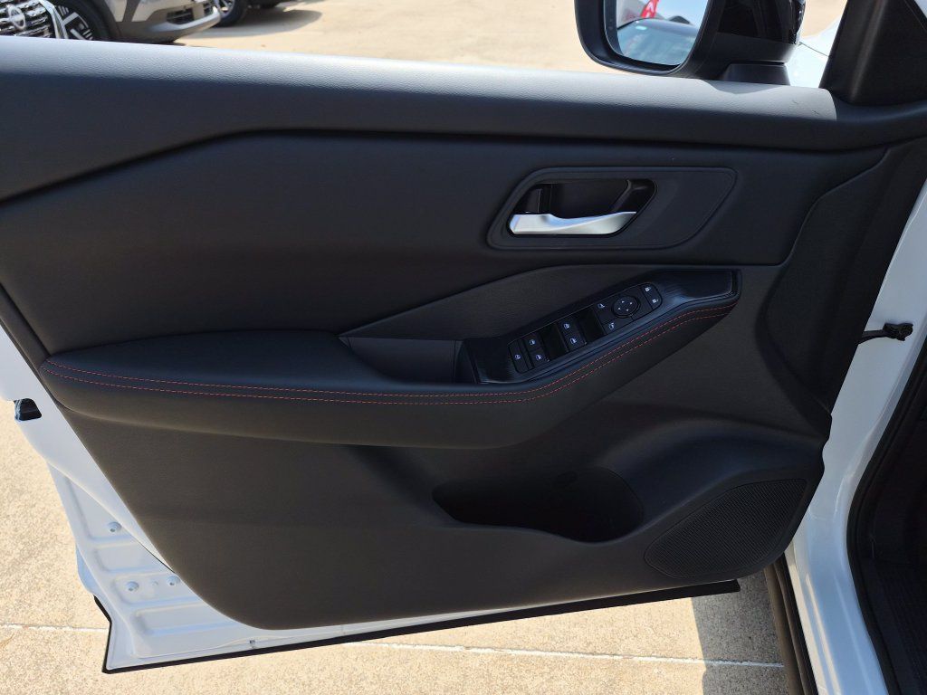 Certified 2026 Nissan Rogue SV AWD/4WD image 18