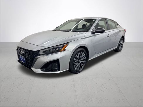 Used 2024 Nissan Altima 2.5 SV image 2