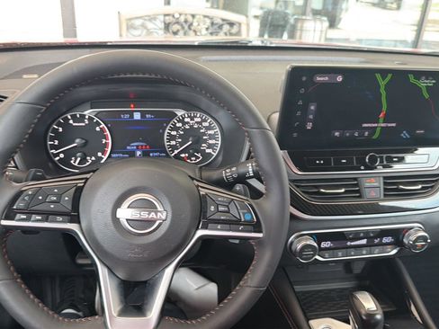 Used 2024 Nissan Altima 2.0 SR FWD image 19