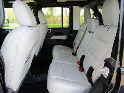 Used 2022 Jeep Wrangler Unlimited Sahara AWD/4WD image 14