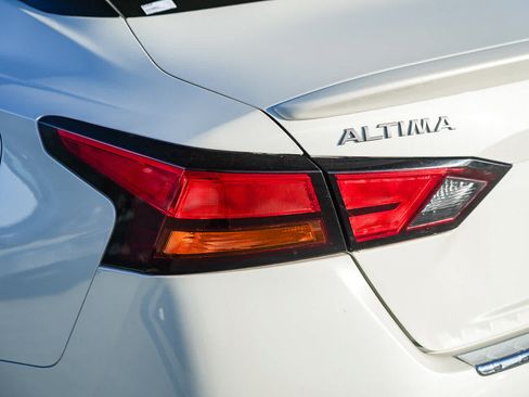 Used 2023 Nissan Altima 2.5 SR w/ SR Premium Package FWD image 9