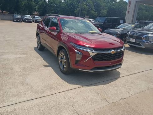 Used 2025 Chevrolet Trax LT w/ LT Convenience Package FWD image 6