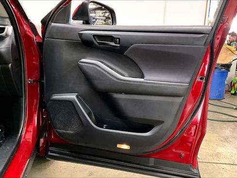 Used 2021 Toyota Highlander LE image 25