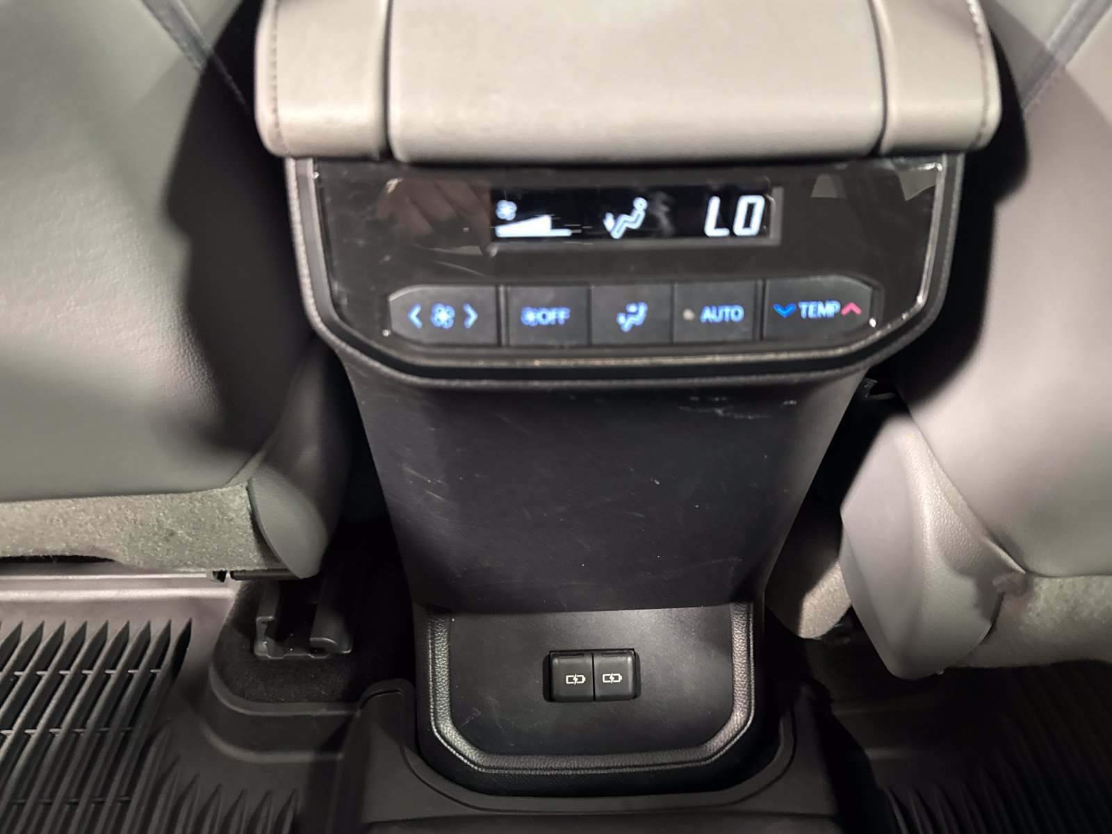 Used 2022 Toyota Highlander XLE AWD/4WD image 26