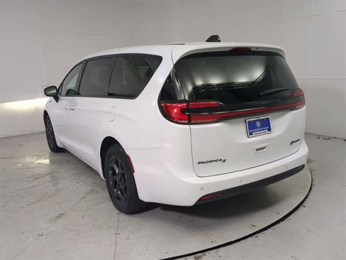 Used 2023 Chrysler Pacifica Touring-L w/ S Appearance Package image 4