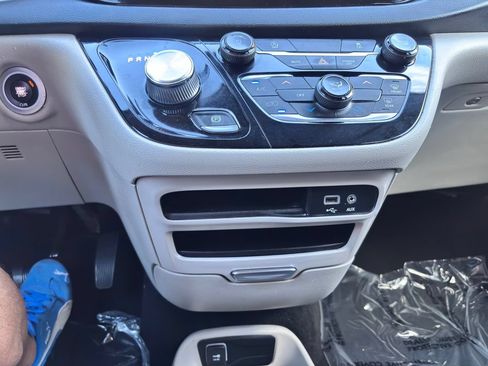 Used 2020 Chrysler Voyager L FWD image 17