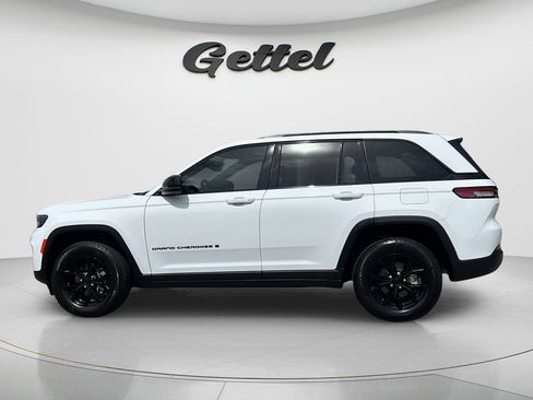 Used 2024 Jeep Grand Cherokee Altitude AWD/4WD image 8