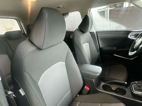 Used 2025 Kia Soul LX w/ LX Technology Package FWD image 27