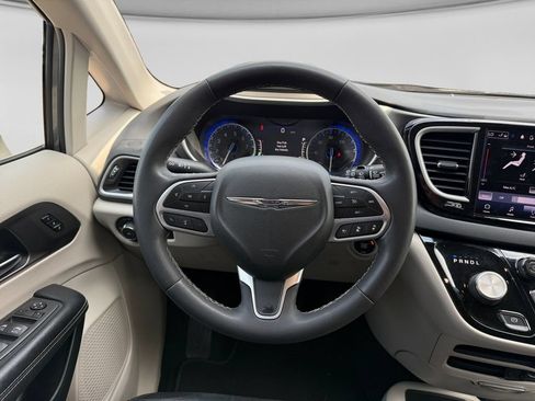 Used 2022 Chrysler Pacifica Touring-L FWD image 15
