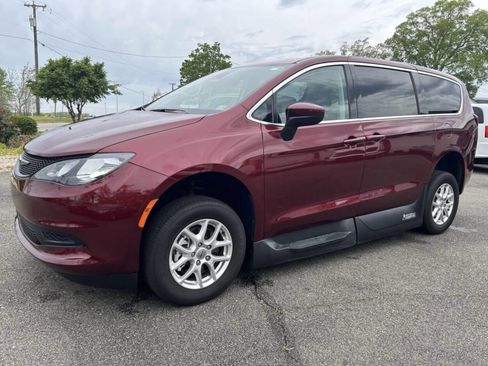Used 2023 Chrysler Voyager LX image 12
