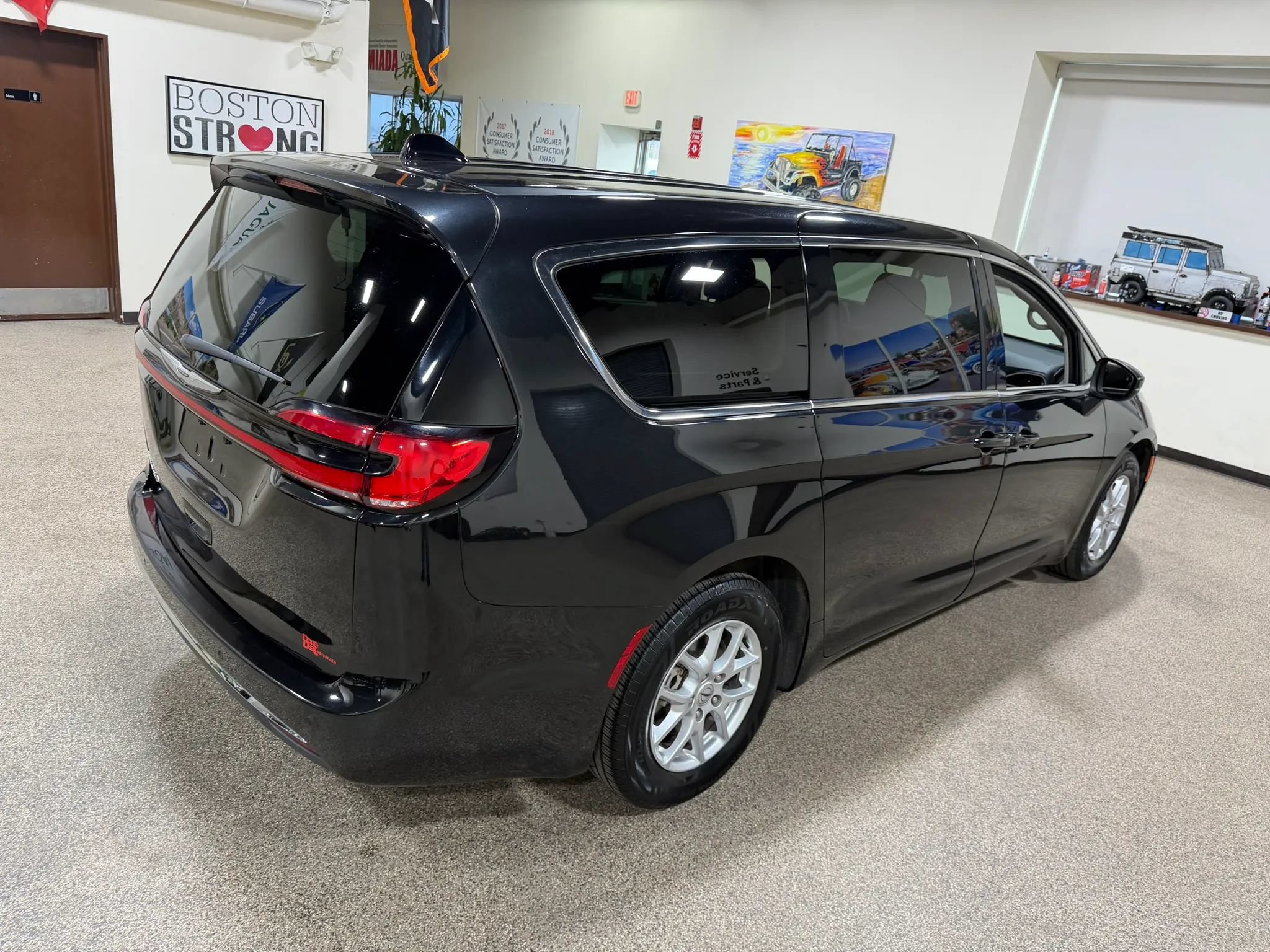 Used 2023 Chrysler Pacifica Touring-L FWD image 15