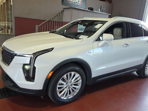 Used 2024 Cadillac XT4 Luxury w/ Cold Weather Package FWD image 3