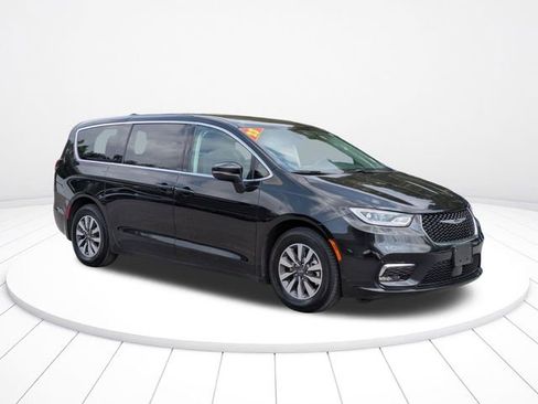 Used 2023 Chrysler Pacifica Touring-L FWD image 2