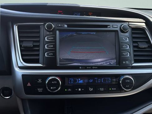 Used 2019 Toyota Highlander XLE AWD/4WD image 30