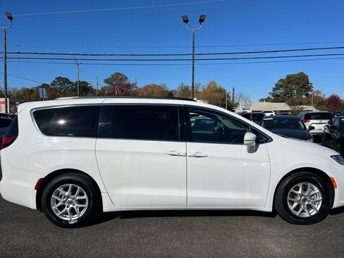 Used 2022 Chrysler Pacifica Touring-L image 8