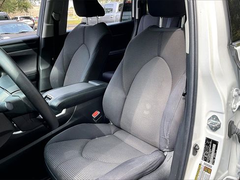 Used 2022 Toyota Highlander L image 18