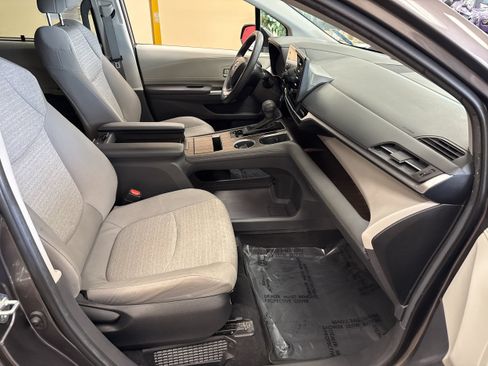 Used 2023 Toyota Sienna LE FWD image 30