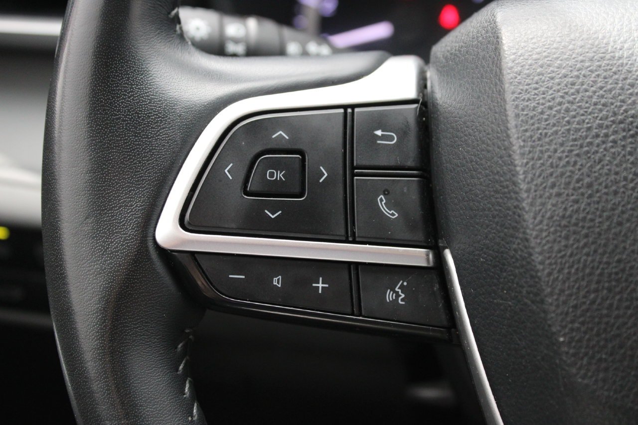 Used 2024 Toyota Highlander LE AWD/4WD image 13