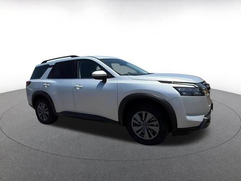 Used 2025 Nissan Pathfinder SV FWD image 2