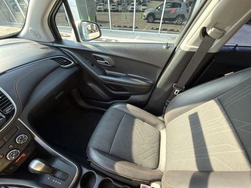 Used 2022 Chevrolet Trax LT w/ LT Convenience Package image 18