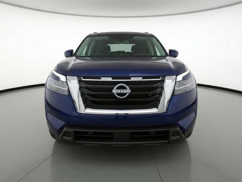 Used 2025 Nissan Pathfinder SV image 2